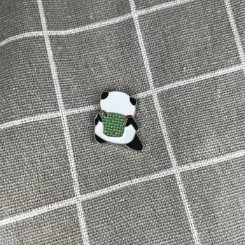 Panda s baťůžkem na zádech