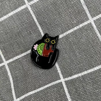 Černá kočka s kaktusem