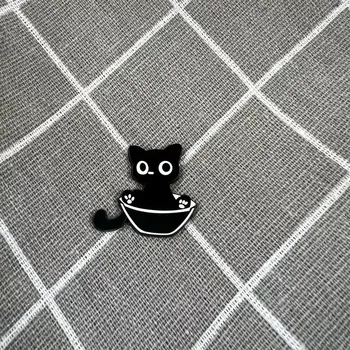 Černá kočka v misce