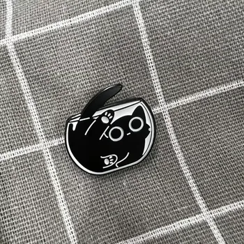 Černá kočička v kulatém akváriu