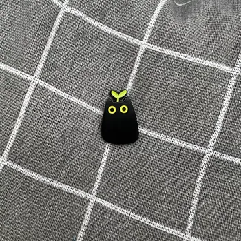 Černá kočička se zelenou rostlinkou