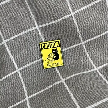 Caution - Cat at play / Pozor - kočka si hraje