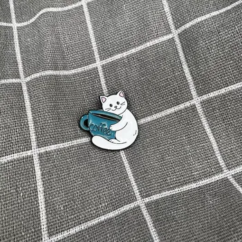 Kočička s kafíčkem v modrém hrníčku