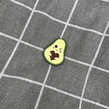 Mrkající avokádo objímající svou pecku ve tvaru srdíčka