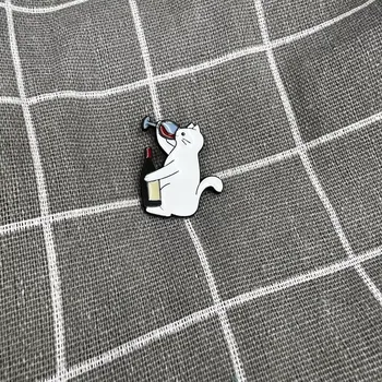 Kočička s flaškou a skleničkou vína