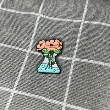 Růžové kytičky ve zkumavce