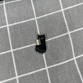 Černá kočička s duhovou vlajkou