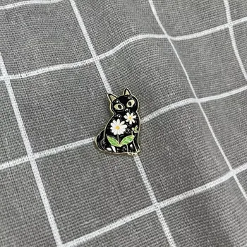 Černá kočička s bílými květinami