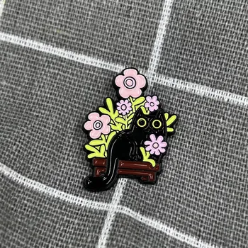 Kočička schovaná v květináči (růžové kytičky)