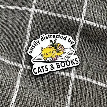 Spící kočka na knížce - Easily distracted by cats & books / Snadno se nechám rozptýlit kočkami & knihami