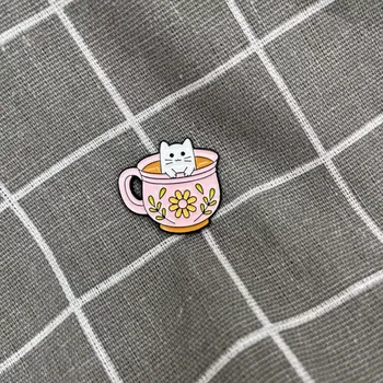 Kočička v kytičkovém hrníčku