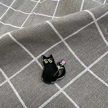 Kočička s růžovým tulipánem