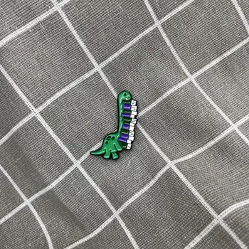 Dinosaurus, který má knihy až po krk