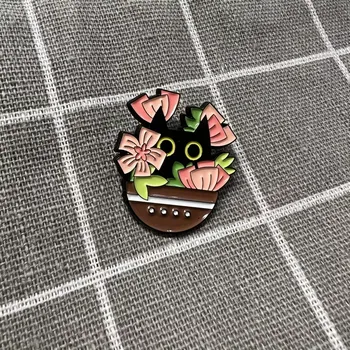 Černá kočička schovaná v růžových kytičkách