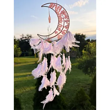 Lapač snů Magieprirody.cz Lapač snů ve tvaru měsíce – růženín & bílorůžová pírka #ZB325