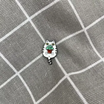 Malá bílá kočička s květináčem