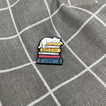 Kočička ležící na stohu knih - book & cat, coffee / kniha & kočka, kafe