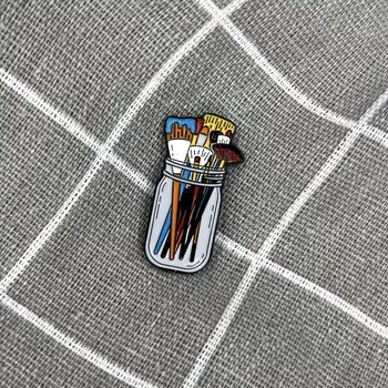 Štětce od barev ve sklenici