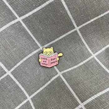 Kočička, co si čte knihu "Books are better than people" / "Knihy jsou lepší než lidé"