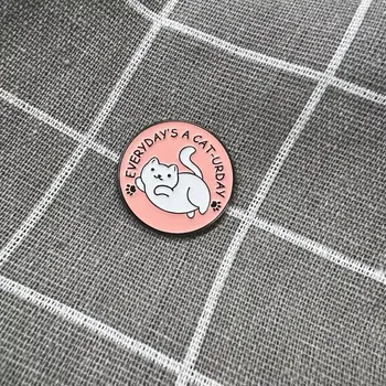 Everyday's a cat-urday / Každý den je kočičí den - bílá kočička