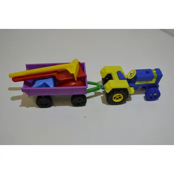 Hra na zahradu Polsko Plastový traktor na písek + příslušenství 00209