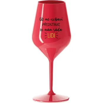 Sklenice UŽ MĚ NEBAVÍ PŘEDSTÍRAT, ŽE MÁM RÁDA LIDI - červená nerozbitná sklenice na víno 470 ml