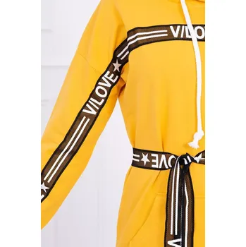 Dámské šaty Šaty zdobené stuhou a nápisy v hořčicové barvě UNI