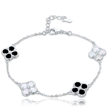 Náramek Moonlit Stříbrný náramek s čtyřlístky z bílé a černé perleti