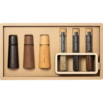 Dárkový potravinový koš Luxusní dárkový kufr z recyklovaného kartonu se 3 mlýnky a Kampotským pepřem 3x70g ve zkumavkách s klasickým světlým stojánkem - bez gravírování