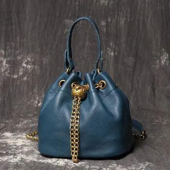 Kožená dámská kabelka s řetízkem a kovovým stahováním Barva (Varianta): Modrá