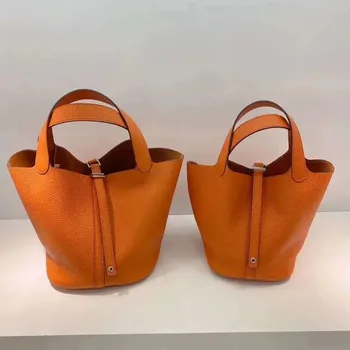 Kožená kabelka ve tvaru vědra s robustním uchem a jemnými detaily Barva (Varianta): size Orange