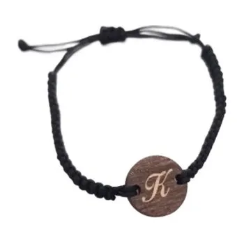 Žertovný předmět Iniciála - dřevěný náramek s gravírováním - personalizovaný produkt- Tričkový.cz