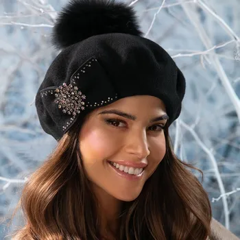 Čepice Luxusní černý zimní dámský baret ze 100% vlny s bambulí a broží - Krumlovanka W-0907/018
