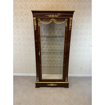 Vinotéka Starožitná prosklená vitrína s čalouněným interiérem