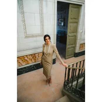 Dámské šaty S412 Tužkové šaty s ozdobnými rameny - béžové EU M