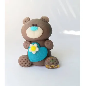 Figurka na dort medvídek šedý s modrým srdíčkem 5cm z kokosové hmoty - Fagos