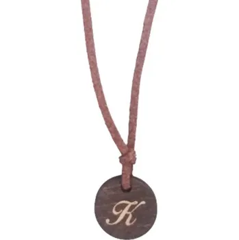 Žertovný předmět Iniciála - dřevěný přívěsek na šňůrce s gravírováním - personalizovaný produkt- Tričkový.cz