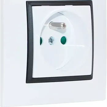 Elektrická zásuvka Zásuvka v rámečku pod omítku, 1x 250V/16A, bílé barvy s černým matným ozdobným rámem