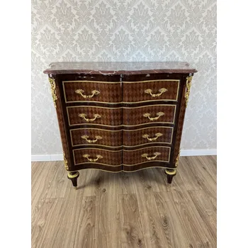 Komoda Starožitná komoda s mírně vlněnou čelní linií a čtyřmi zásuvkami