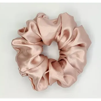 Saténová Scrunchie gumička pudrová XXL