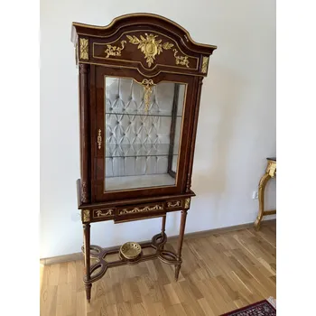 Vinotéka Starožitná vitrína na vysokých nohách s bronzovými ozdobami