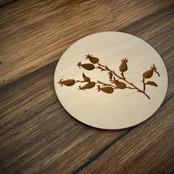 Podtácek Dřevěný podtácek "Šípkový keř"