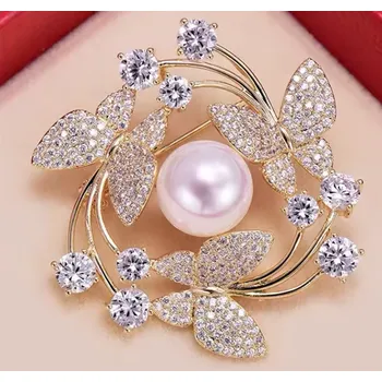 Brož B-TOP Pozlacená brož s perlou a motýlky zdobenými krystaly