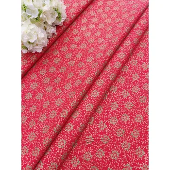 Česká republika látka zlaté vánoční hvězdy na červené metráž