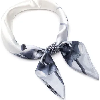 Šátek Šátek s bižuterií Letuška Light - bílo-šedá s květinovým potiskem