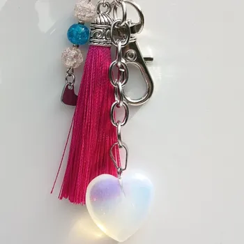 Klíčenka s růžovým střapcem a srdcem z opálu