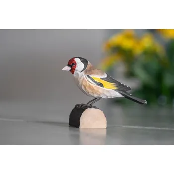 Wildlife Garden SE Dřevěná dekorace stehlík obecný DecoBird - Wildlife Garden