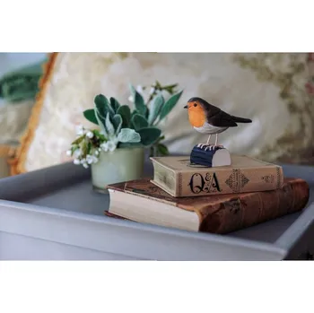 Wildlife Garden SE Dřevěná dekorace červenka obecná DecoBird - Wildlife Garden