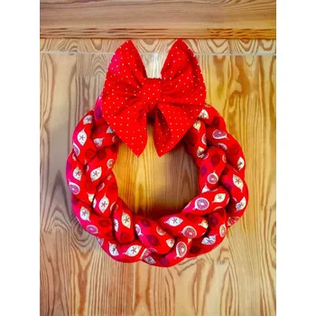 Vánoční dekorace Vánoční věnec červený se zlatým vzorem