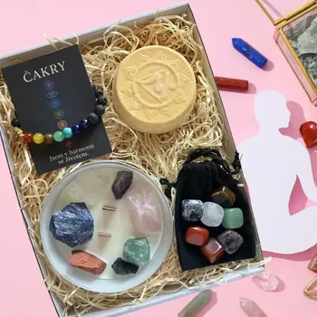 Svíčka dárkový balíček čakra, čakrový balíček, ezoterický balíček, dárky s drahými kameny, svíčka s drahými kameny, čakrová svíčka, čakrová koupel, náramek 7 čaker, minerální náramek, dárky pro milovníky ezoteriky, spirituální dárky, dárky pro harmonii, relaxačn